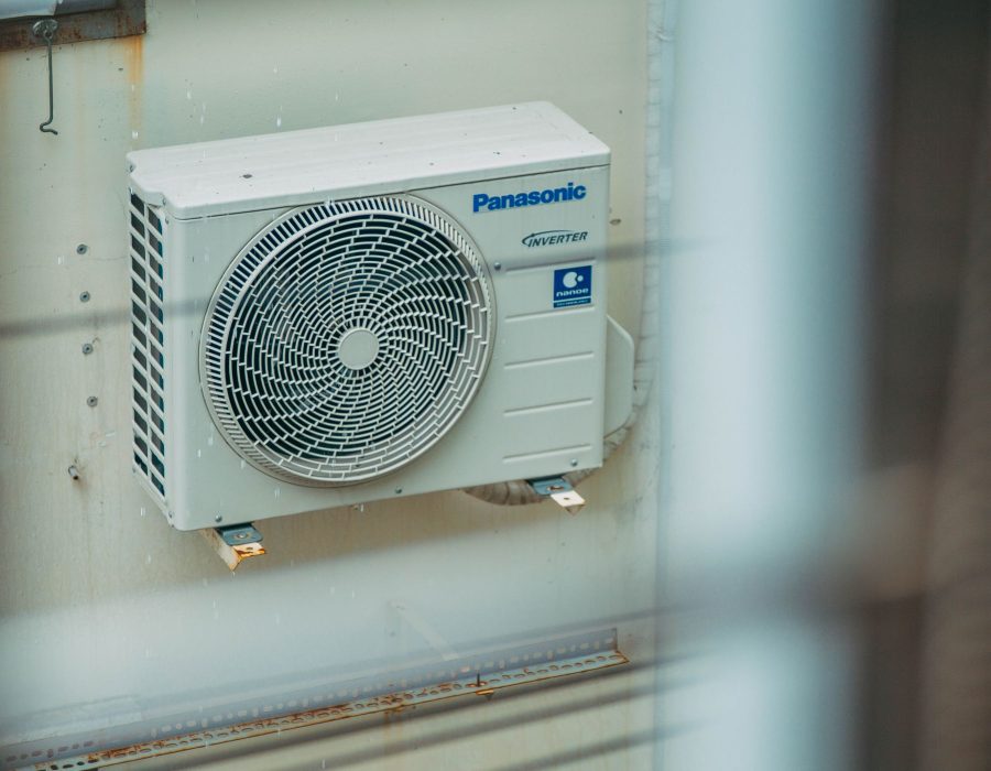Moderne Klimaaußeneinheit an einer Hauswand