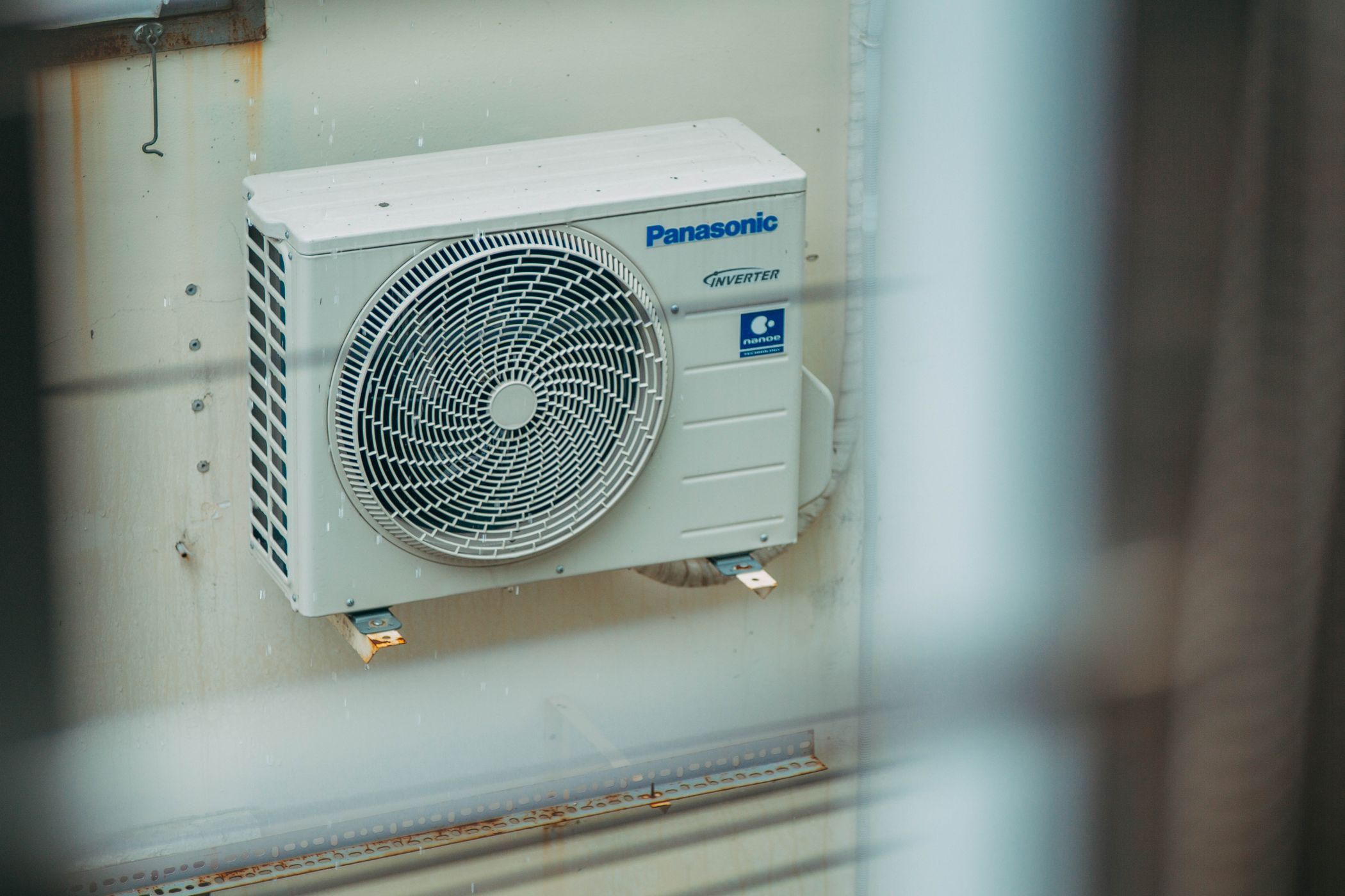 Moderne Klimaaußeneinheit an einer Hauswand