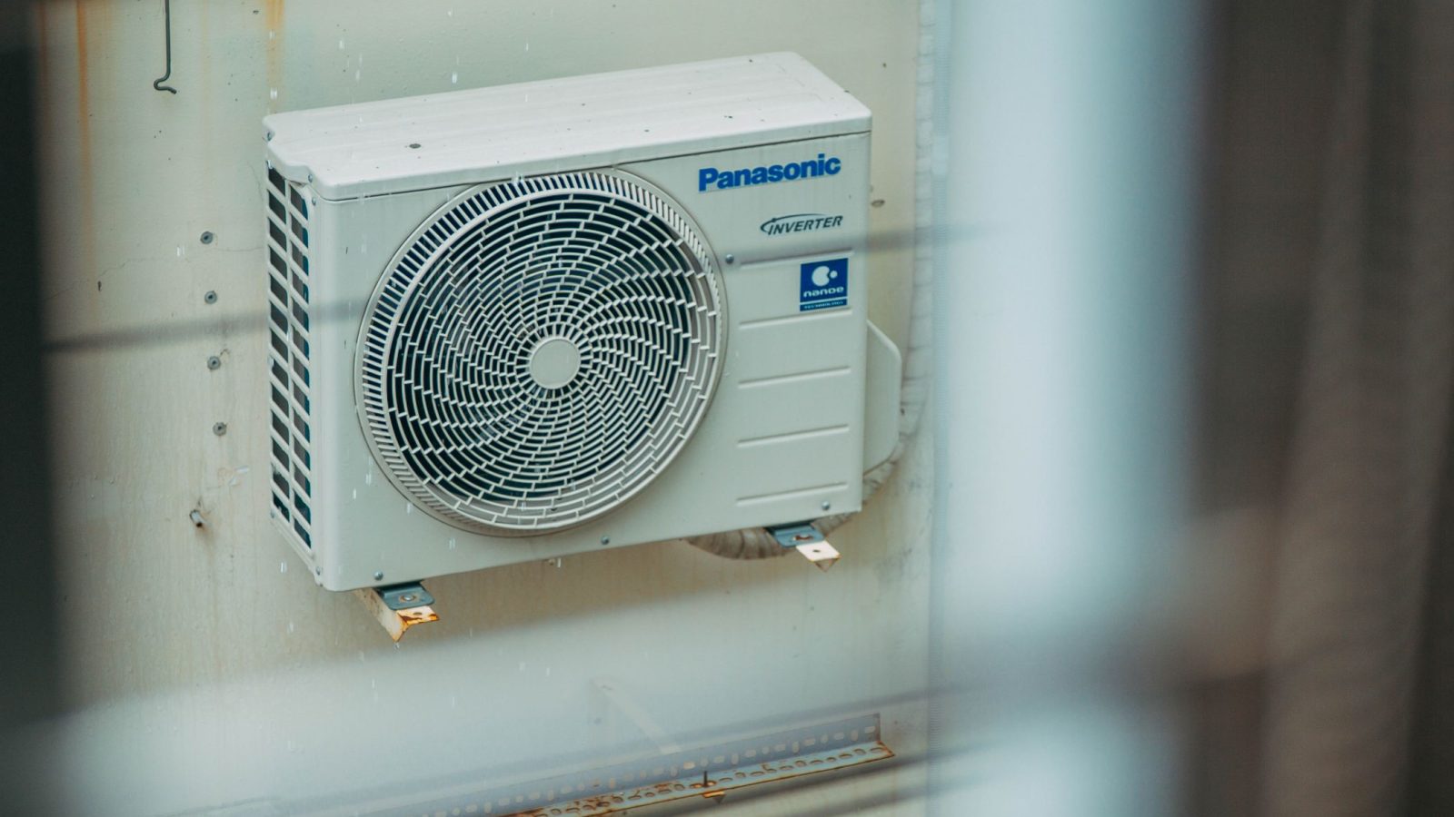 Moderne Klimaaußeneinheit an einer Hauswand