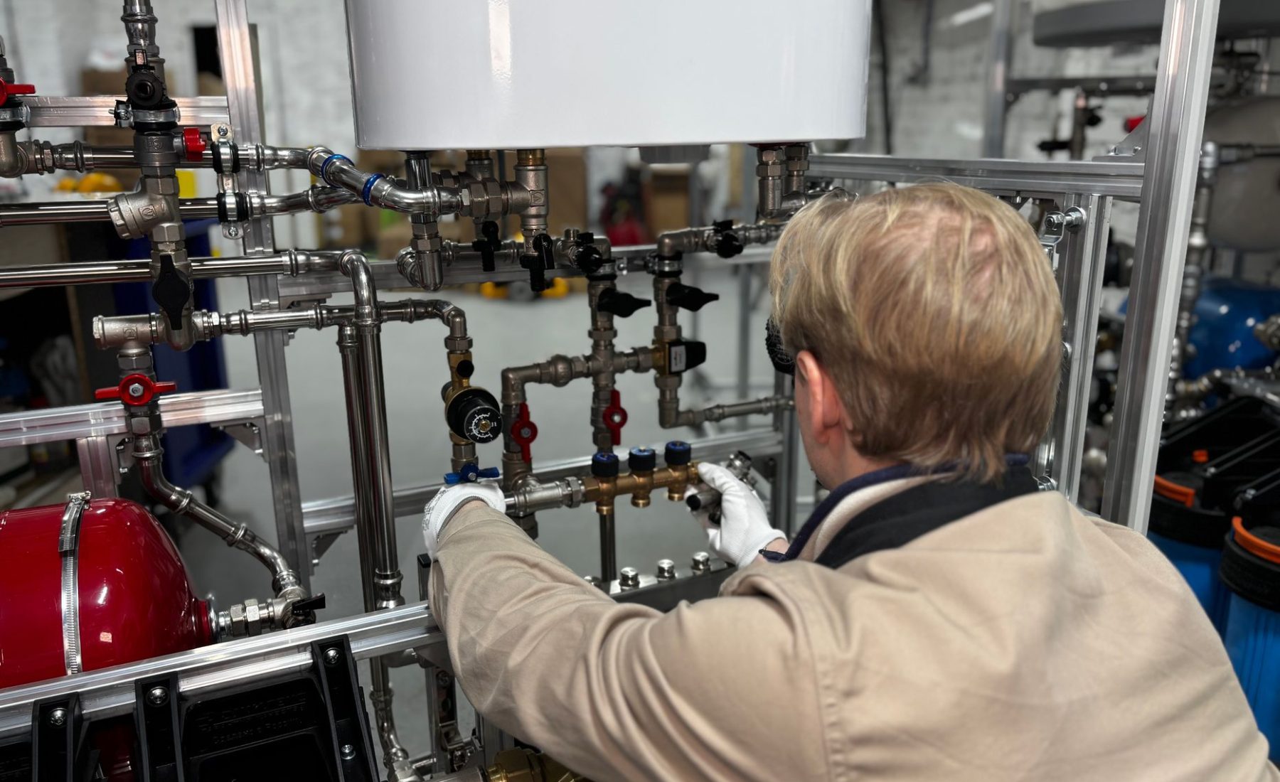 Techniker installiert Präzisionsarmaturen an einer Heizungsanlage