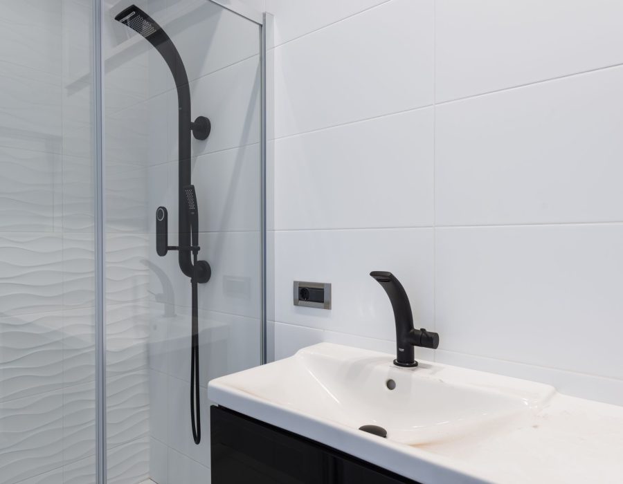 Modernisiertes Bad mit großformatigen Fliesen und Regendusche