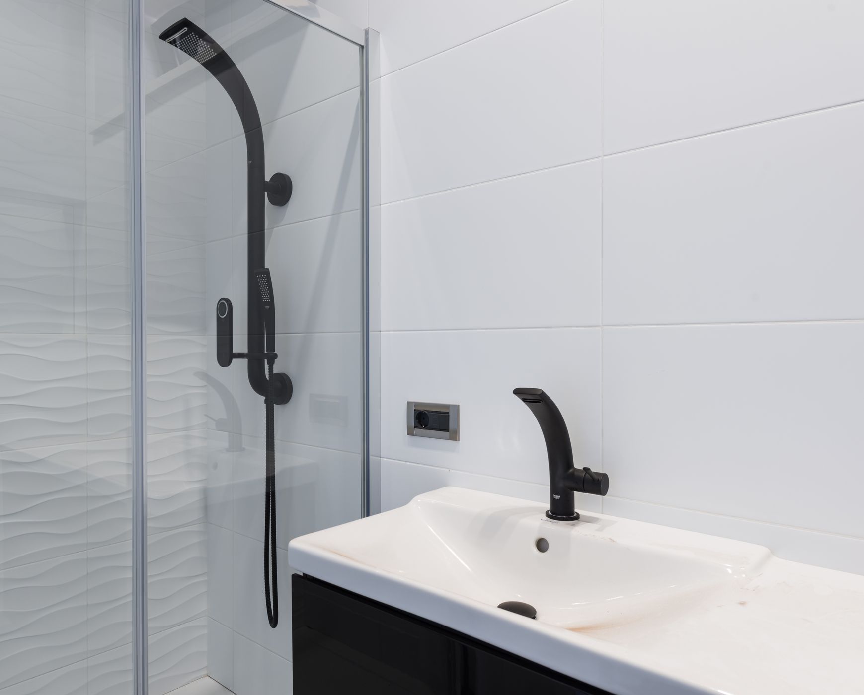 Modernisiertes Bad mit großformatigen Fliesen und Regendusche