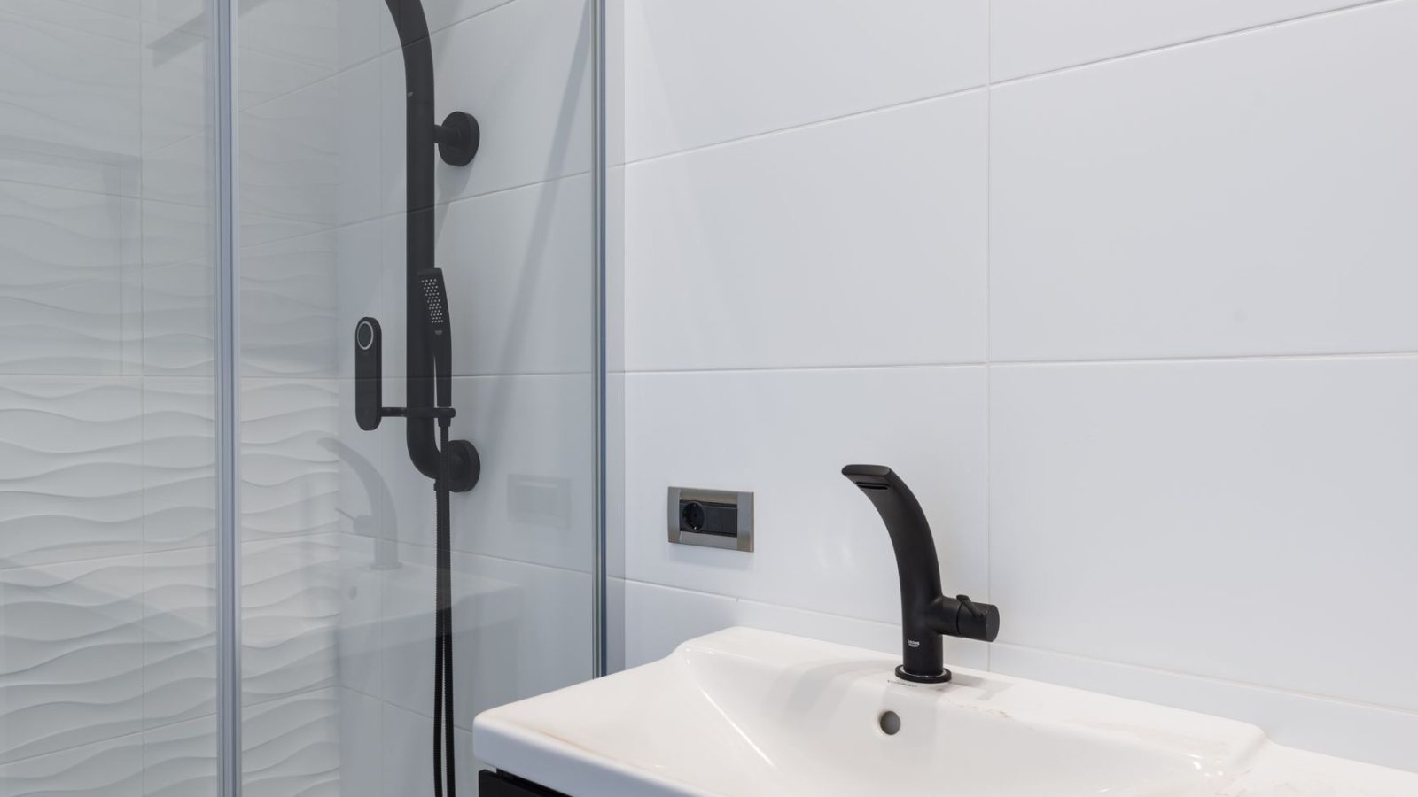 Modernisiertes Bad mit großformatigen Fliesen und Regendusche
