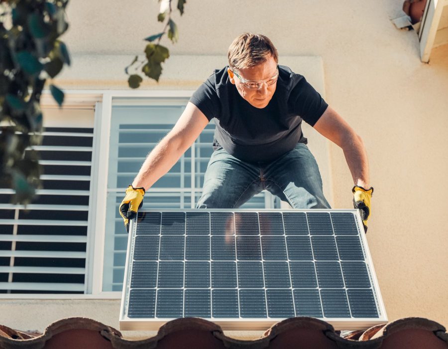 Techniker montiert eine Solarpanel-Anlage auf dem Dach