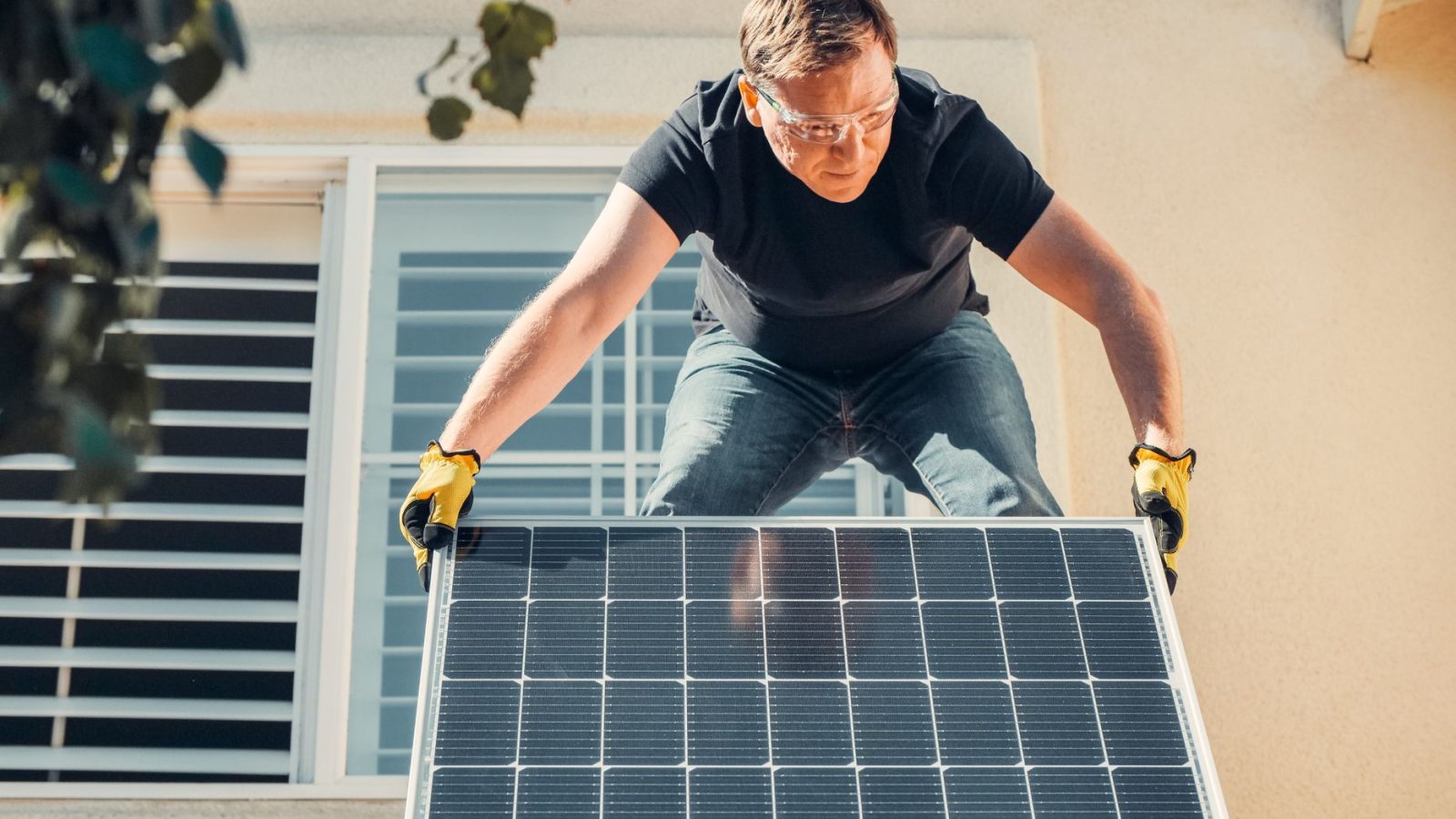 Techniker montiert eine Solarpanel-Anlage auf dem Dach